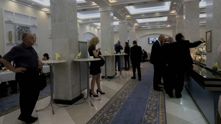 Во время перерыва в пленарном заседании нардепы поспешили в кафе ВР, фото: Изым Каумбаев, 