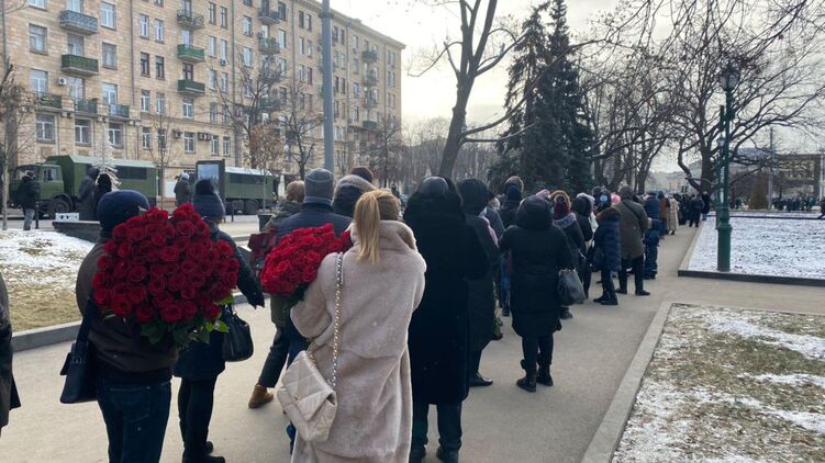 На похоронах Геннадия Кернеса в Харькове выстроились очереди