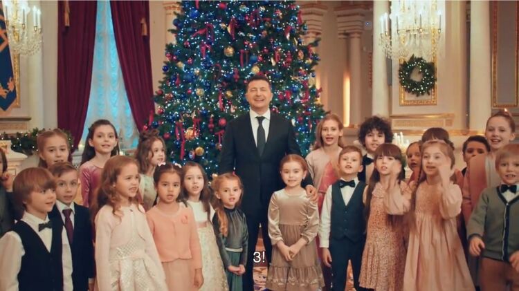 По информации в соцсетях, детей для новогоднего ролика президента искали через кастинг-агентство, а актерам заплатили 500 грн за съемки до 3 часов ночи