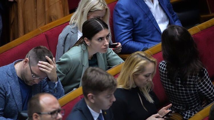 Мария Мезенцева (в центре) со скандалом заменила Елизавету Ясько в руководстве делегации Рады в ПАСЕ, фото: facebook.com/sluganarodu.mezentseva