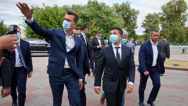 Шоумен и депутат Александр Скичко (первый слева) пользуется успехом у президента Владимира Зеленского, фото: president.gov.ua