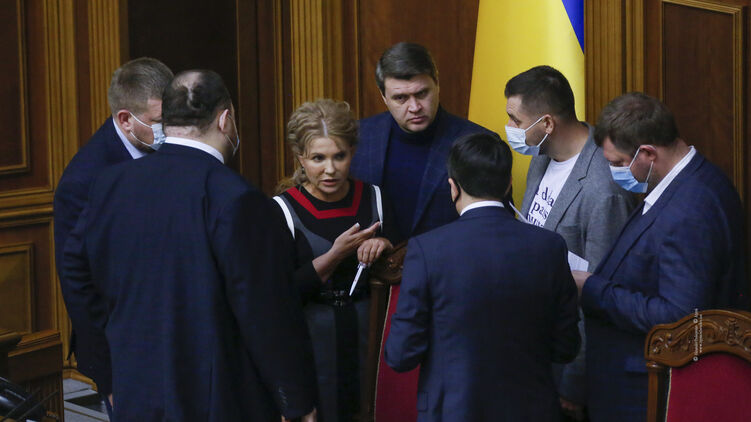 Юлия Тимошенко (в центре) готова на пальцах объяснять политические нюансы менее опытным коллегам, фото: ba.org.ua