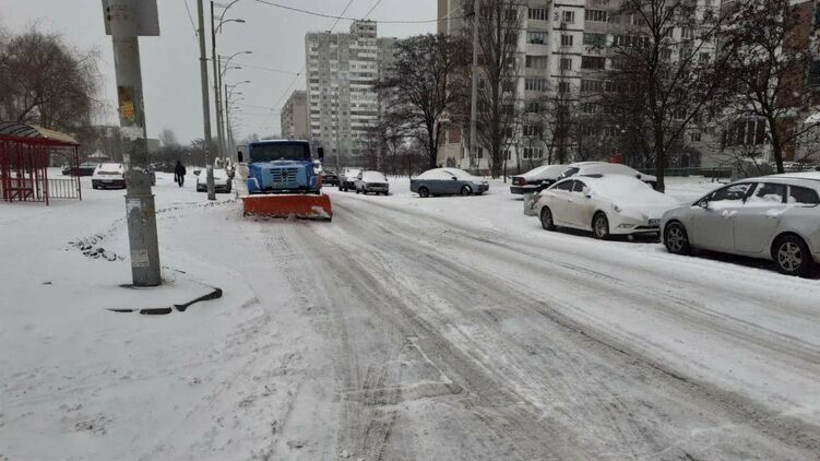 Уборка снежных заносов в Киеве. Фото: Киевавтодор