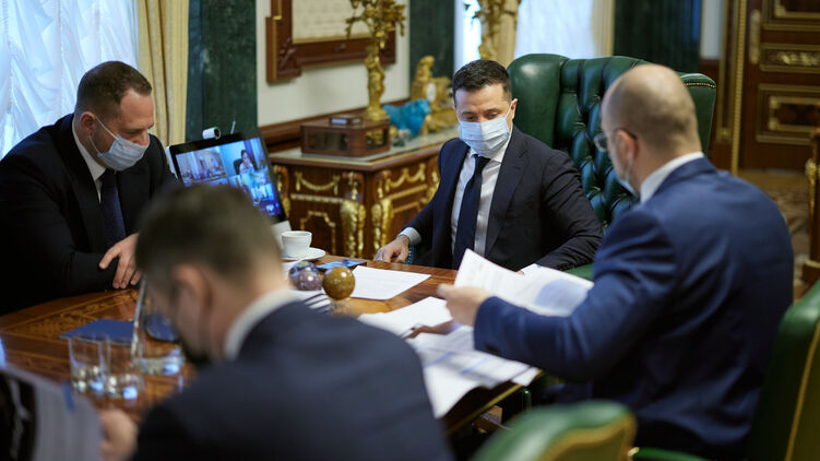 Президент Владимир Зеленский (в центре) хочет найти замену премьеру Денису Шмыгалю, фото: president.gov.ua