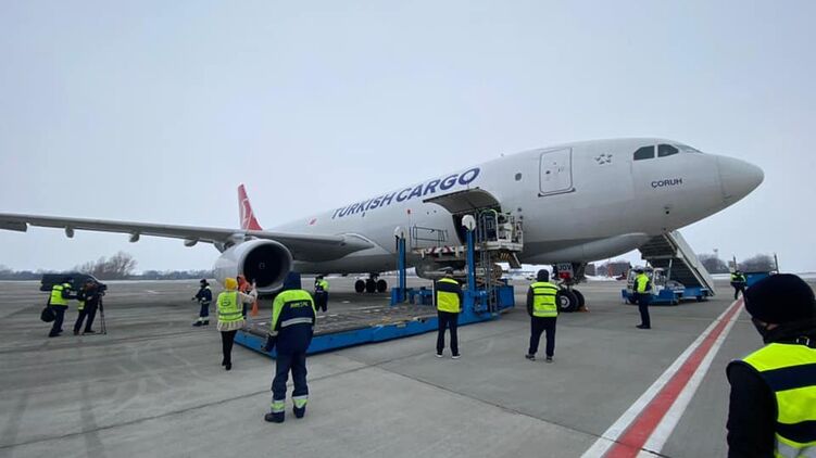 Самолет с индийской CoviShield приземлился в Украине 23 февраля