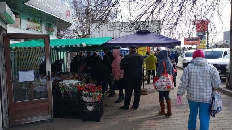 В вошедших в красную зону Черновцах 8 марта был ажиотаж за цветами. Фото: ACC