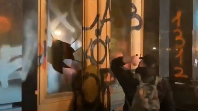Влад Сорд разбивает стекла на Банковой. Скриншот из видео