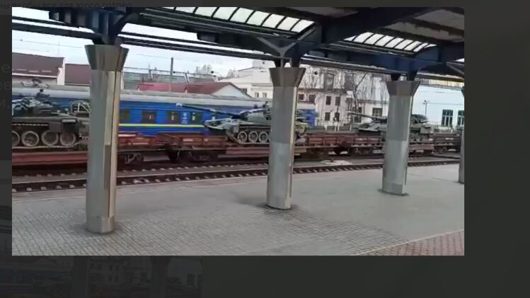 Эшелон идет через Днепр. В сети появляются кадры переброски на Донбасс военной техники ВСУ