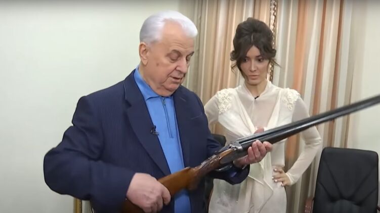 Леонид Кравчук с оружием Германа Геринга. Кадр из видео