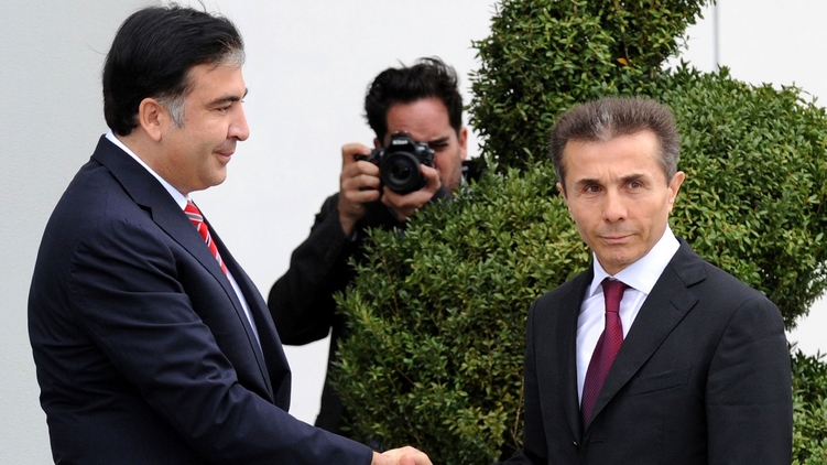 Два соперника - Саакашвили и Иванишвили, которого издали можно спутать с Сергеем Бубкой, http://frontnews.ge/