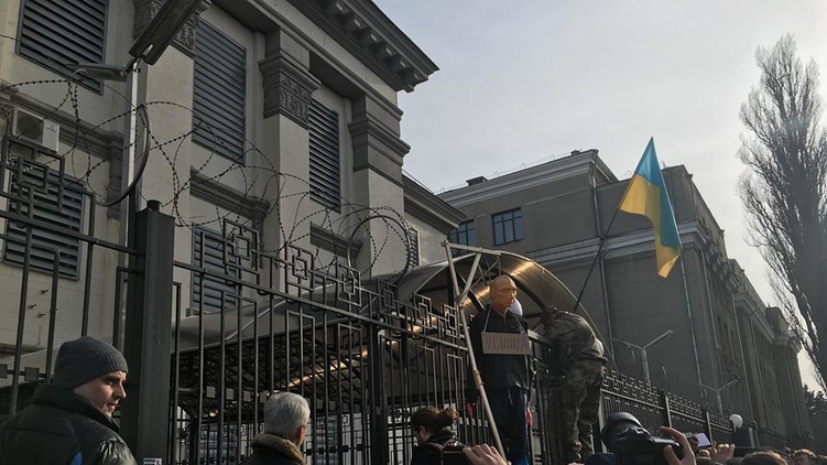 Пикетчики вывесили над оградой посольства флаг Украины и куклу-чучело, Игорь Мосийчук/Facebook