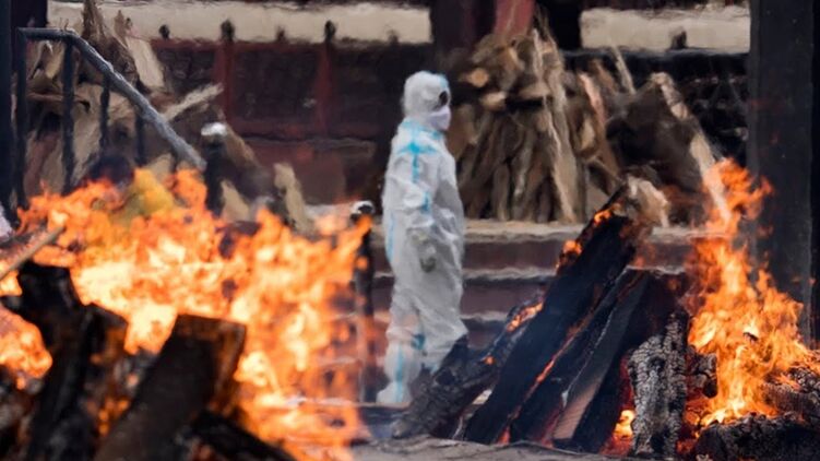 Костры, на которых в Индии сжигают тела умерших от коронавируса. Кадр из видео