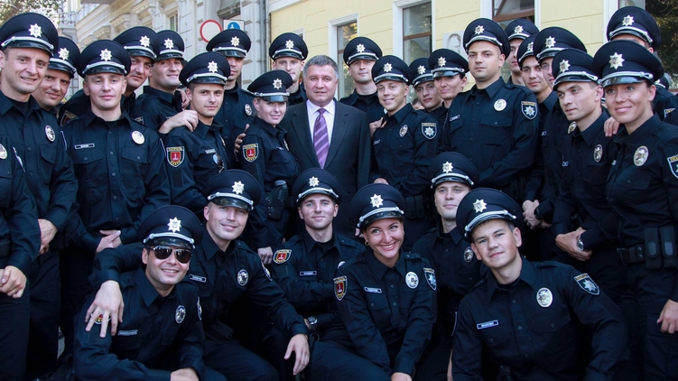 Арсен Аваков с полицейскими, фото: avakov.com