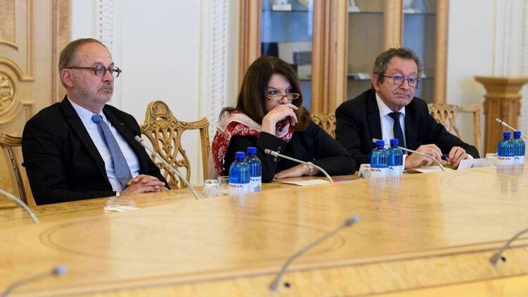 Сенаторы Натали Гуле, Жан-Пьер Мог и Жоэль Геррио просят министра иностранных дел Франции прокомментировать ситуацию в Украине, где вольготно себя чувствуют праворадикалы 