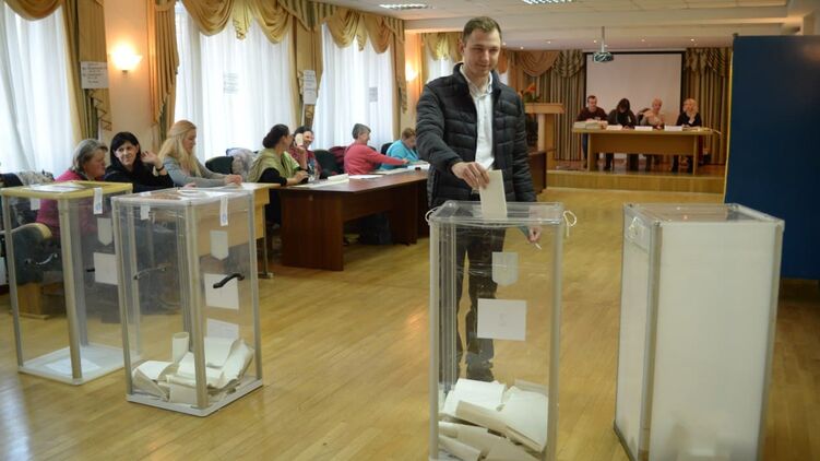 Довыборы в октябре по двум округам могут стать жаркими, фото: Изым Каумбаев, 