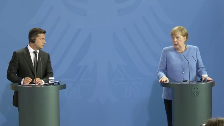 Владимир Зеленский и Ангела Меркель в Берлине 12 июля 2021. Кадр из видео