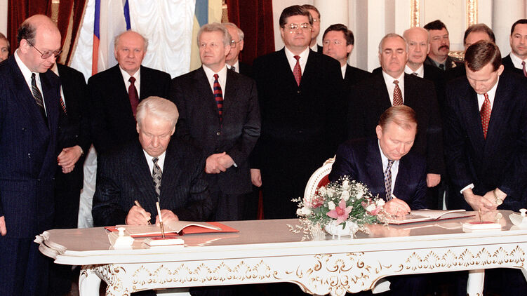 Ельцин и Кучма подписывают Большой договор о дружбе Украины и России