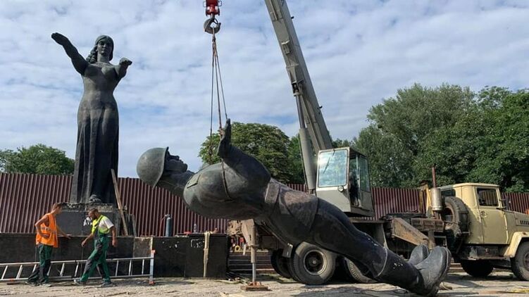 Во Львове окончательно снесли Монументы славы, сняв фигуры Родины и солдата. Фото: Facebook