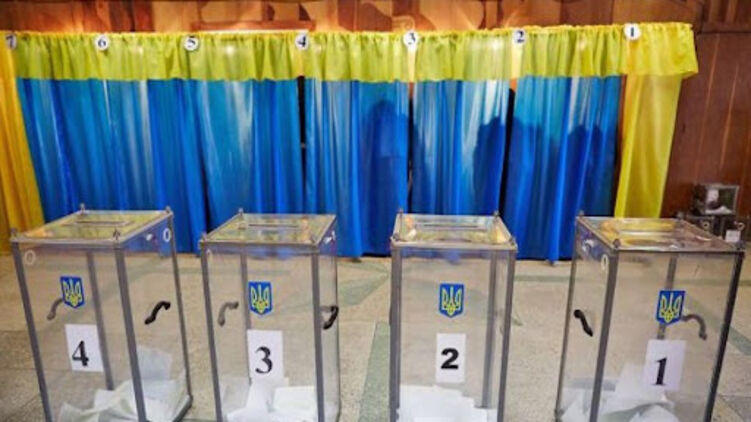 Избирательные урны и кабинки в Украине