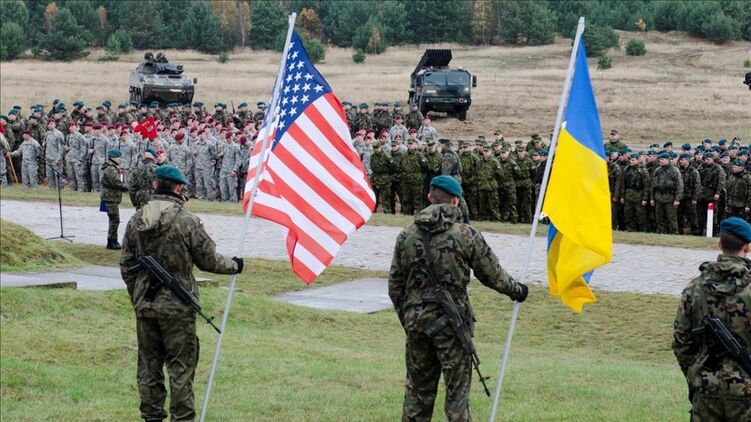 Военные с флагами США и Украины. Фото с сайта flickr.com