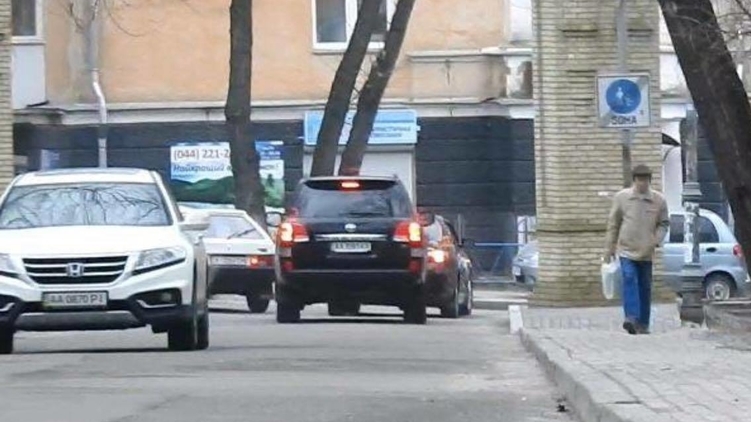 Машины силовика выезжают из парка КПИ, фото: Изым Каумбаев, 