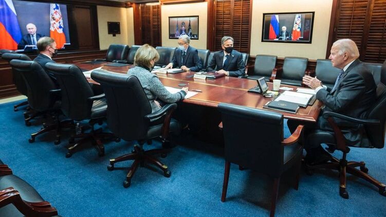 Фото из кабинета Байдена во время переговоров с Путиным