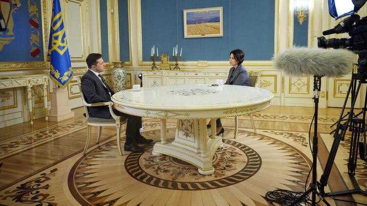Владимир Зеленский дает интервью СМИ. Фото с сайта президента