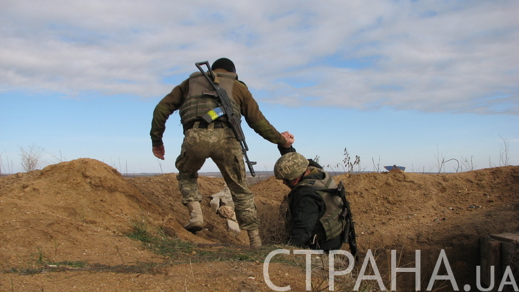 Суровый окопный быт украинских солдат на передовой оставляет желать лучшего, но спасают взаимовыручка и отвага, фото: 