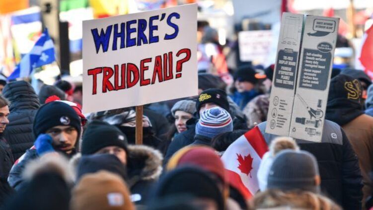 Протестующие в Канаде вышли с плакатами 