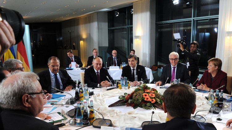 Сурков (третий справа) не так давно присутствовал на встрече 