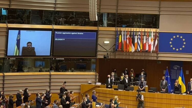 Зеленский попросил Европарламент принять Украину в ЕС 