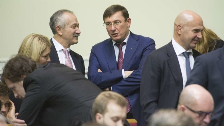 Глава фракции БПП Юрий Луценко (в центре) тяготится своими обязанностями, фото: Анастасия Сироткина (