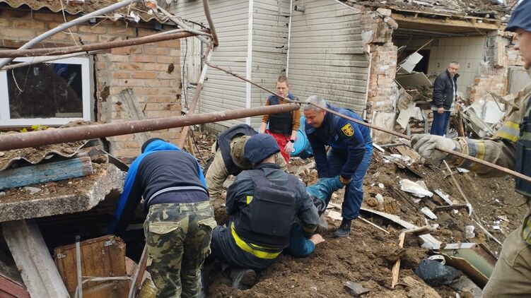 Спасатели разбирают завалы после удара в Донецкой области. Фото ГСЧС