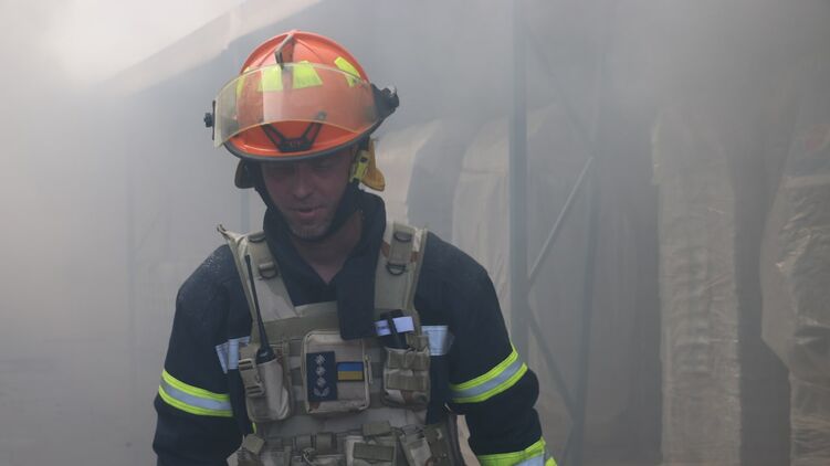 Спасатель на пожаре в Харькове, вызванном обстрелами. Фото ГСЧС