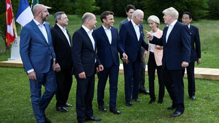 В конце июня в Германии Джонсон еще встречался с европейскими лидерами на саммите G7 и шутил о Путине, не зная, что скоро его ждет отставка 