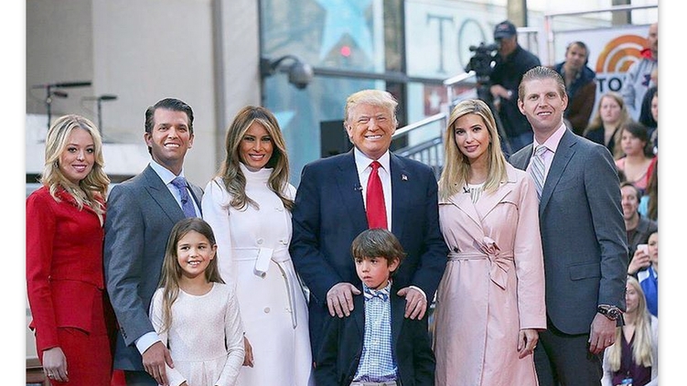 Семейство Трампа (слева направо): дочь Тиффани, сын Дональд, жена Меланья, сам Дональд Трамп с сыном Бэрроном, дочь Иванка и сын Эрик, фото: instagram.com