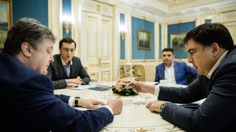 Михаил Саакашвили (справа) заявляет, что больше не сидит за одним столом с Петром Порошенко (слева), но ему не все верят, фото: president.gov.ua