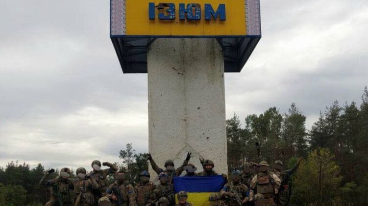 Украинские военные у въезда в Изюм