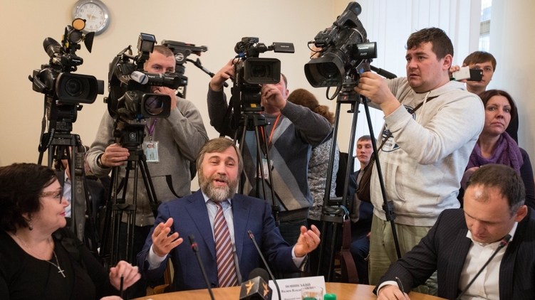 На заседании Регламентного комитета Вадим Новинский чувствовал себя уверенно в фокусе многочисленных телекамер, фото: Украинские новости