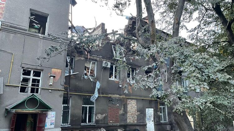 Разрушенный обстрелами дом в Славянске
