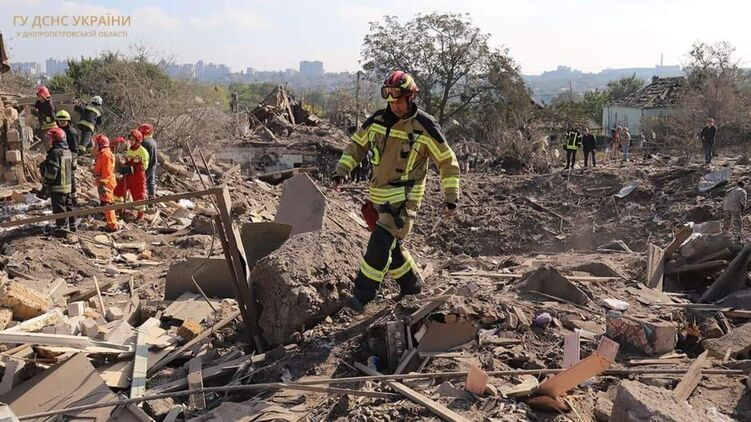 Спасатели ликвидируют последствия ракетной атаки в Днепре. Фото ГСЧС