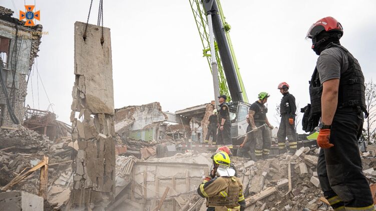 В Изюме продолжаются аварийно-спасательные работы. Фото: ГСЧС