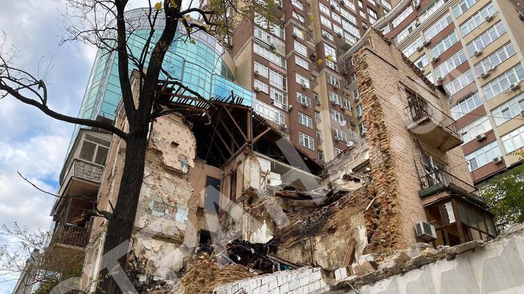 Руины дома на Жилянской в Киеве, куда попал российский дрон-камикадзе. Фото 
