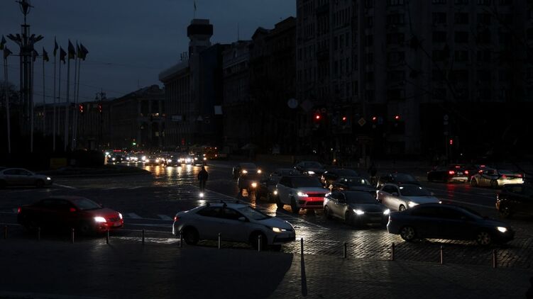 Киев без света: Reuters публикует фото оставшегося без освещения Крещатика 