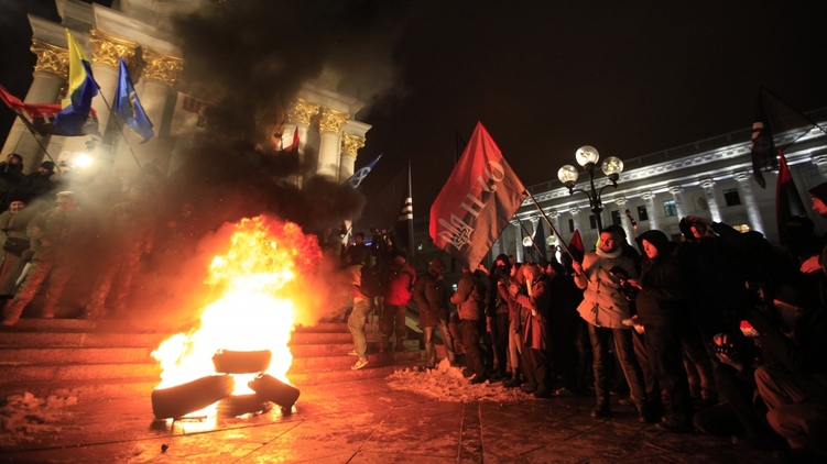 Участники вече подожгли шины на Майдане Незалежности, фото: Украинские новости