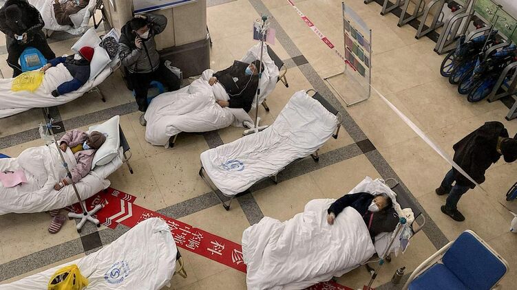 В Китае ковид снова укладывает на больничные койки миллионы человек