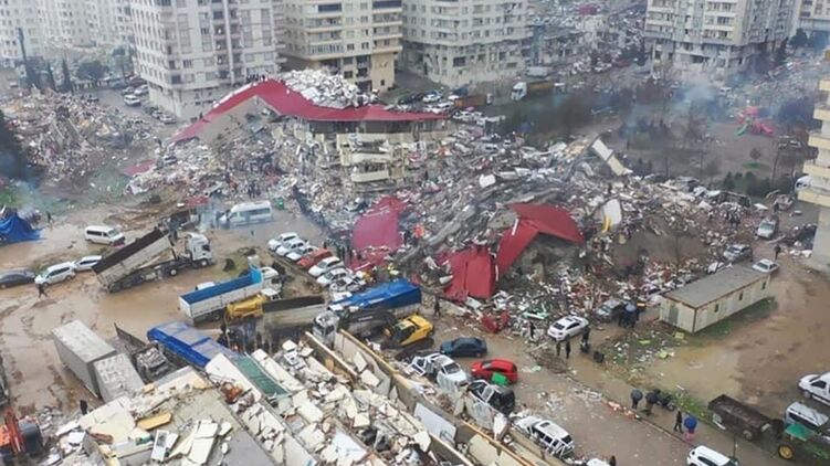 В Турции на вторые сутки после землетрясения пытаются спасти людей из-под завалов рухнувших зданий. Фото: Hurriyet