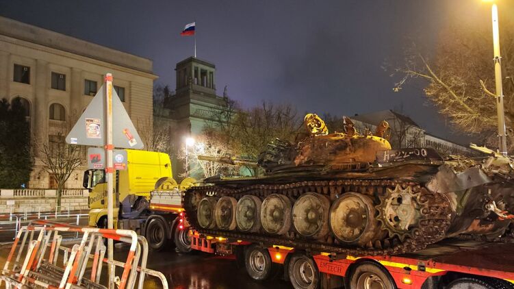 Підбитий російський танк біля посольства РФ у Берліні