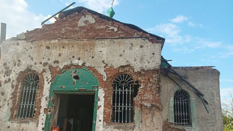 Разбитый обстрелами храм на Донбассе