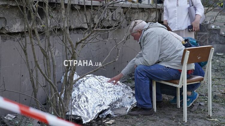 Загибла у Києві дівчинка та її дідусь, який сидить біля тіла дитини. Фото 
